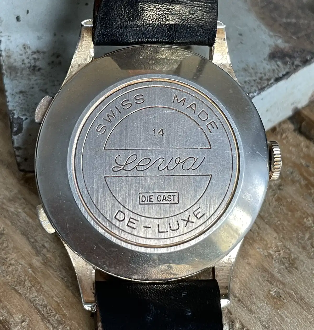 Subtinnio Lewa chronographe tachymetre fond
