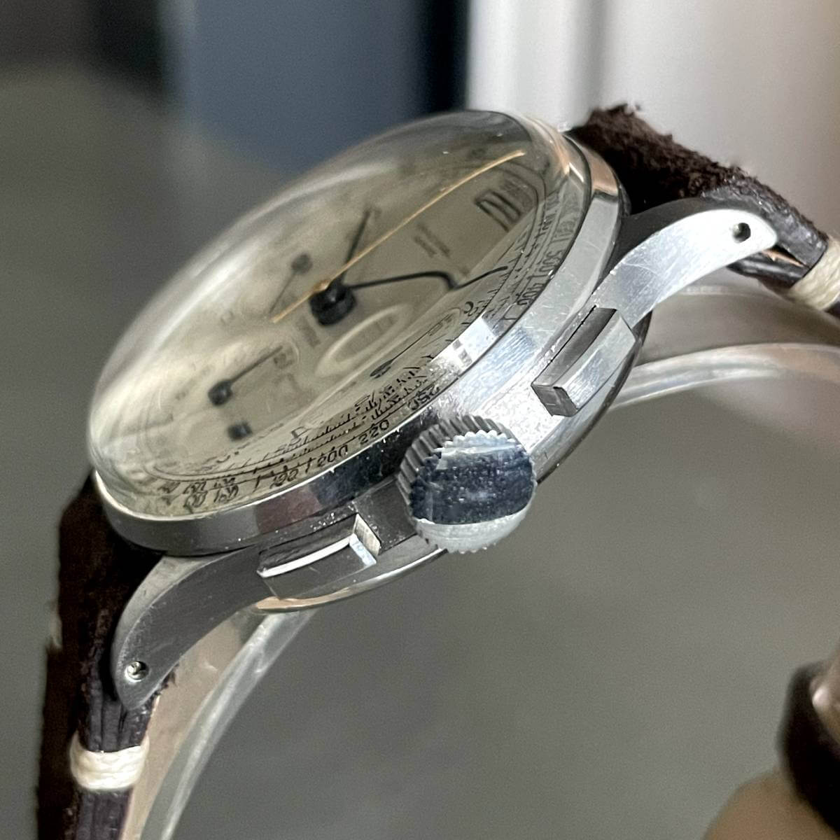 Subtinnio-Universal-Geneve-Compax-crown